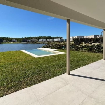 Casa a estrenar en Barrio Cerrado Santa Ana, lote a la laguna con pileta . Villanueva, Tigre.