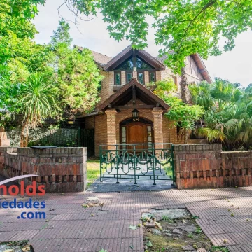 MARTINEZ VIAS A LIBERTADOR CON JARDIN PILETA Y PARRILLA