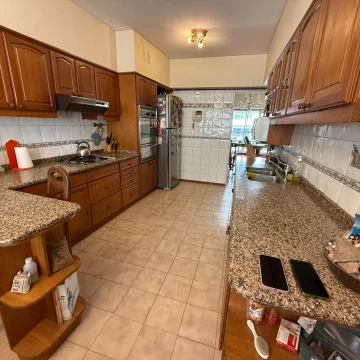 PISO 4 AMBIENTES CON COCH. Y BAULERA - CABALLITO