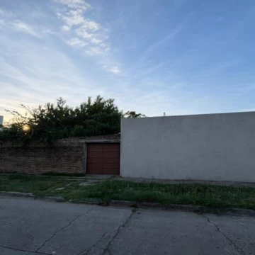 Casa en venta 5 ambientes en Castelar cochera y jardín