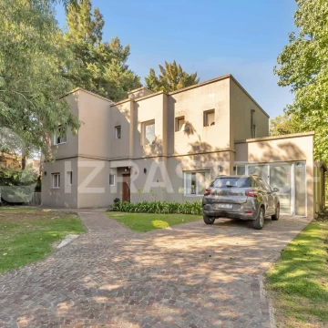 Casa en venta de cuatro dormitorios en La Delfina sobre gran lote