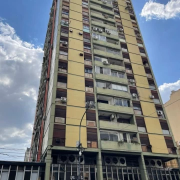 Departamento de 4 ambientes con dependencia con cochera y baulera.