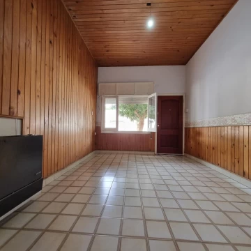 Amplia casa de 3 dormitorios con cochera, cocina independiente, luminosa galería, lavadero y patio, situada a pocas cuadras del núcleo comercial de la ciudad de Cañada de Gómez, a 2 cuadras de la R.N.9 -