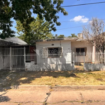 Venta casa 3 ambientes cochera y parque en Castelar sur