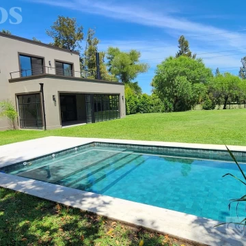 SIN MUEBLES. IMPECABLE. LOTE INTERNO.