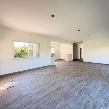 Casa a la venta en Los Arces en una planta. No se acepta credito hipotecario.