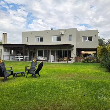 Venta casa 5 ambientes en Barrio Los Pilres