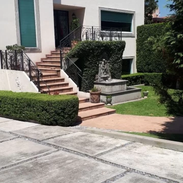 JARDINES DEL PEDREGAL, CASA EN CALLE CERRADA CON VIGILANCIA Y AMPLIO JARDÍN