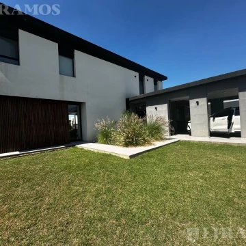 Casa en Venta con renta a la Laguna Barrio Islas El Canton A Estrenar