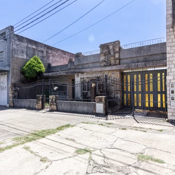 CASA DE 3 DORMITORIOS,COCHERA y PATIO  BARRIO INDUSTRIAL