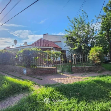 VENTA | PERMUTA - Casa de 2 domitorios y garage - Lomas de Alberdi, Rosario. APTO CRÉDITO.