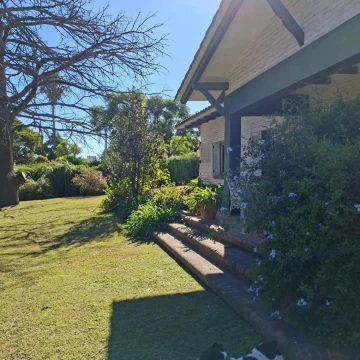 Casa de 3 dormitorios con pileta sobre Av. Universitaria - Villa Allende Golf