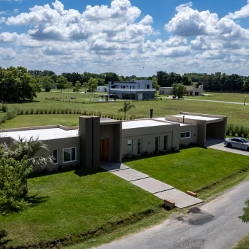 casa a estrenar de 5 ambientes en venta en club de campo Haras San Pablo lote 281