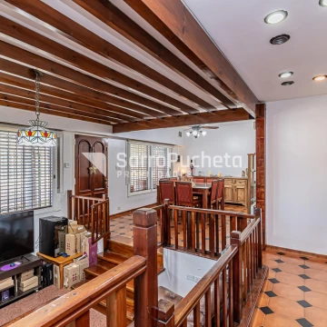 Venta casa 4 ambientes con terraza, piscina, parque y lote adicional en Villa Luzuriaga.