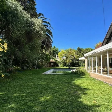 Casa de 434 m² sobre lote de 1.224 m² con pileta y quincho en Martínez