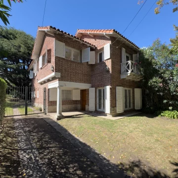 Chalet de estilo en Guemes con gran parque