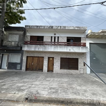 Venta PH 4 ambientes con patio y cochera en Parque Avellaneda