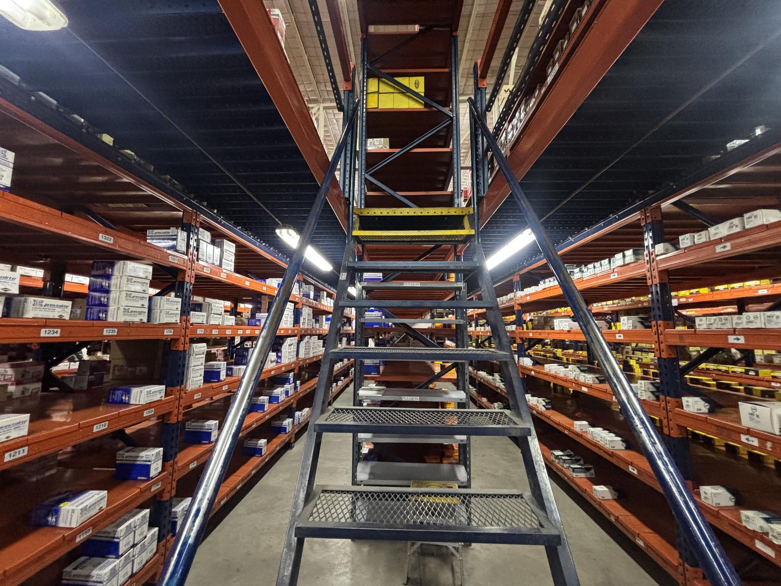Acceso a planta alta almacenaje