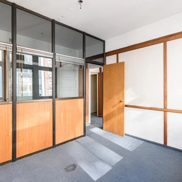 Venta Oficina en Av Córdoba 600: Estilo Clásico y Ubicación