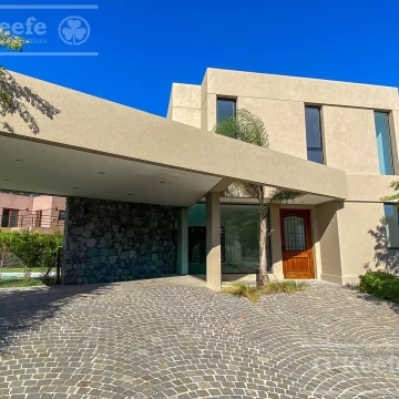 Casa en venta a estrenar con piscina en Fincas de Hudson Berazategui