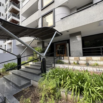 UNICO EN NUEVA CORDOBA Piso exclusivo de 3 dormitorios con 4 cocheras.