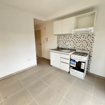 Departamento nuevo, con amplio balcón en Abasto