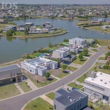 Casa en San Sebastián área 7 AL AGUA en cul de sac excelente ubicación acepta financiación MB