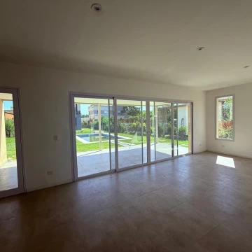 Casa en La Agustina con tres dormitorios, escritorio y piscina