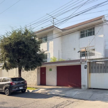 Casa con uso de suelo mixto en venta en Jardines del Bosque, Guadalajara