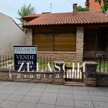 Venta: Casa sobre calle Crotto,  Martin Coronado