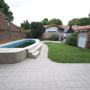 VENTA CASA/ PH 7 AMBIENTES C/ JARDIN, PILETA Y COCHERA A REFACCIONAR