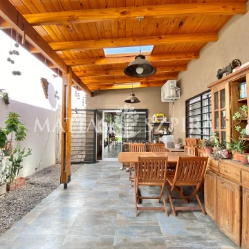 Venta de Casa 4 ambientes con fondo y pileta, con cochera en Castelar, Morón
