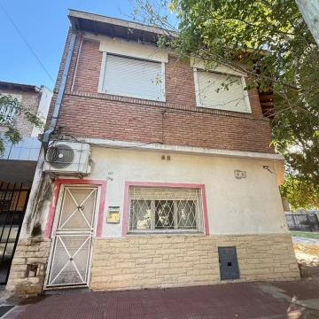 Ph tipo casa en venta de 4 ambientes - José León Suárez