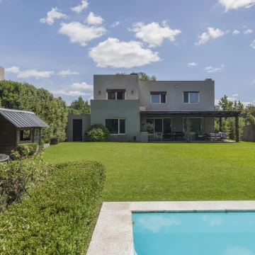 Espectacular casa en Las Liebres sobre lote de 928 m² - 4 dormitorios, Playroom, Pileta