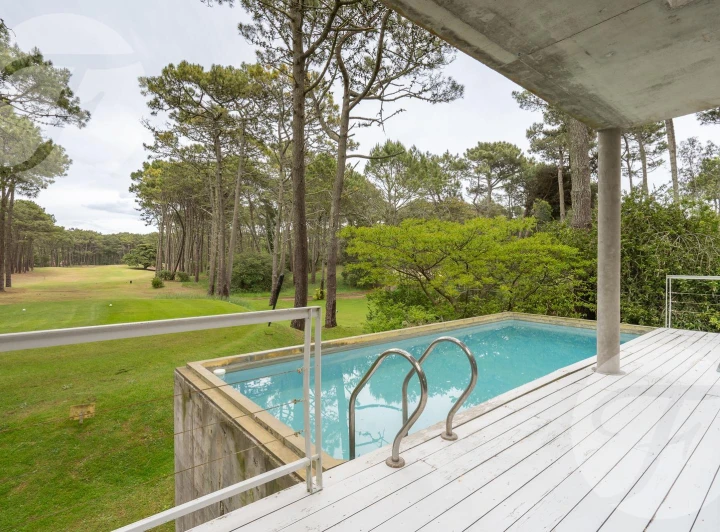 Permuto Casa exclusiva con vista al Golf por Depto en la costa atlántica - Permuta