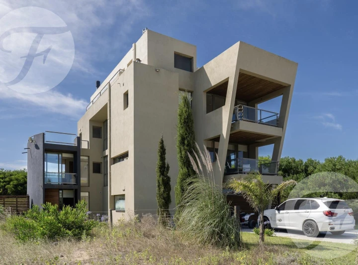 Venta de Casa en Costa Esmeralda - 720 m2 de construcción - Oportunidad