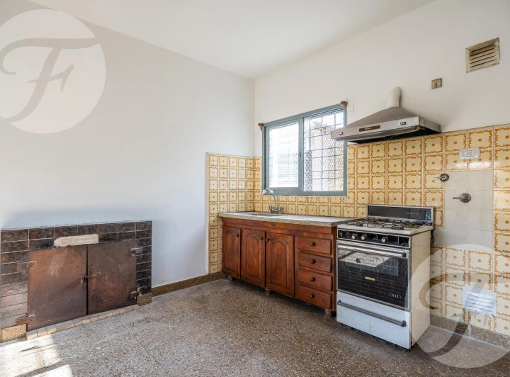 Casa en esquina con cochera y local comercial – Gran potencial para alquilar en San Pedro