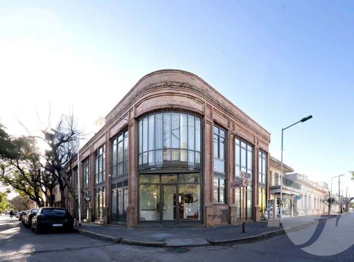 Oficina en esquina céntrica – Luz, ubicación y potencial en San - Frente a la plaza Belgrano