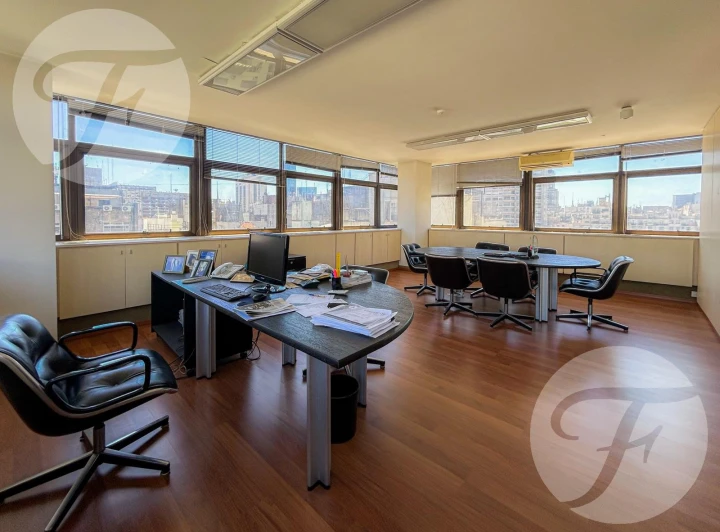 120m² de Oficina en Piso Alto con Cocheras – Microcentro