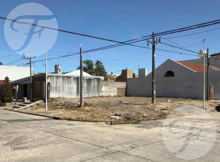 Lote en esquina en Alquiler en Almafuerte e Independencia – Ideal emprendimiento comercial