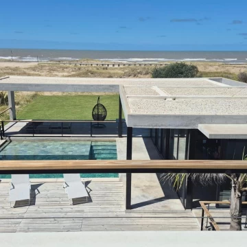 Casa en venta en Costa Esmeralda. Barrio Marítimo II. Frente al mar. 5 Dormitorios. Pileta