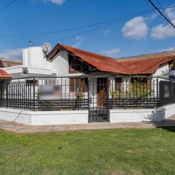 VENTA/PERMUTA - Casa de 3 dormitorios, patio y cochera - Urquiza, Rosario