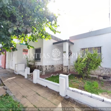  CASA EN CASTELAR NORTE OPORTUNIDAD A RECICLAR