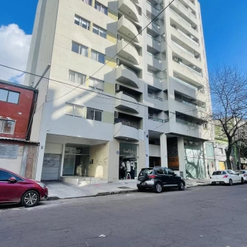 Departamento de 2 dormitorios con cochera en venta en La Plata