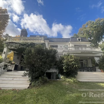 Casa en venta de estilo francés de cinco ambientes en Abril Club de Campo - Apto Credito