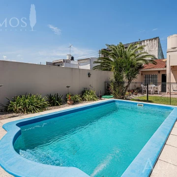 VENTA CASA 4 AMBIENTES EN VILLA LUZURIAGA