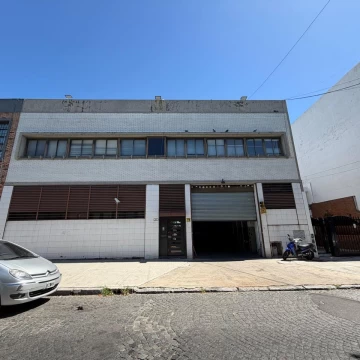 Deposito en venta - 2076 m2 C/Red de incendios - Floresta.