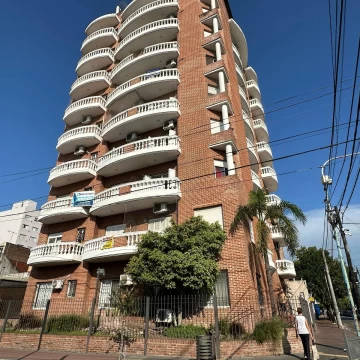 VENTA DEPARTAMENTO 4 AMBIENTES CON 2 COCHERAS EN BERAZATEGUI CENTRO