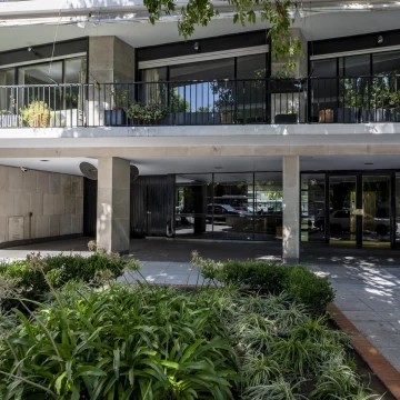 Venta piso frente al Malba (sobre Av. Figueroa Alcorta) 5 dormitorios -  2 cocheras!
