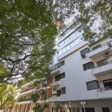 Departamento en venta en La Isla  con cochera fija y vista a plazas y rio.